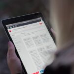 Aprendizaje en línea, e-learning, estudiante leyendo en tablet